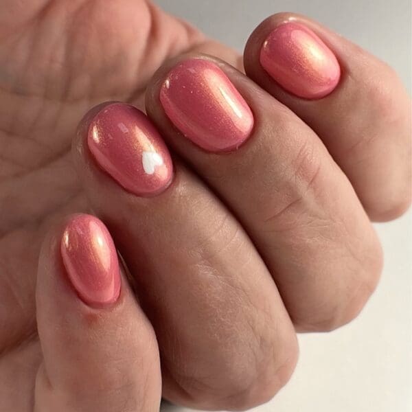 Nagels gelakt met een bubbelgum roze gellak "Gotcha" van CCO