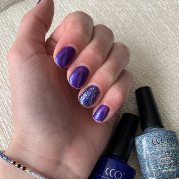 Mooi paars gelakte nagels "Purple Purple in combinatie met Glisten Angel" van CCO met