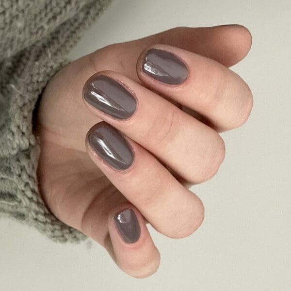 Nagels gelakt met een taupe bruine gellak "Rubble" van CCO