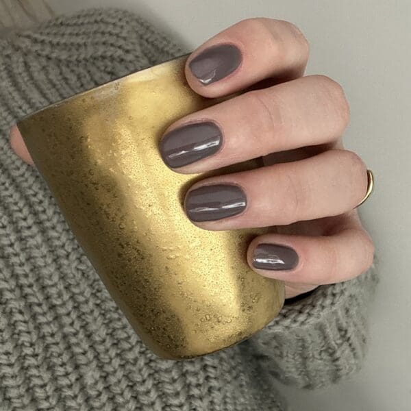 Nagels gelakt met een taupe bruine gellak "Rubble" van CCO