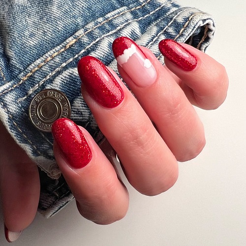 Hand met rood gelakte nagels met de kleur ''Full Bloom'' van CCO