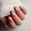 Hand met gellak nagels in de kleur Rose of Gold van CCO