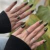 2 handen met groen gelakte gellak nagels met de kleur 'Dark Forest' van Gelzz