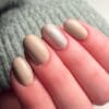hand bruin en goud gelakte nagels met glitters van het merk Gelzz