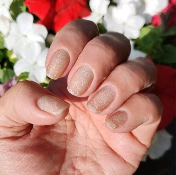 Nagels gelakt met Gelzz Delicate semitransparante beige ondertoon met een gouden shimmer