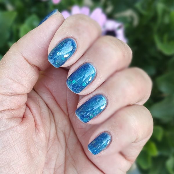 nagels gelakt met Gelzz Blue Fountain mooie blauwe basis met mermaid glitters