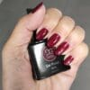 Hand met rood gelakte nagels met glitters in de kleur 'Hot 'n Spicy' van Gelzz