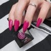 Nagel gelakt met Gelzz Rose Carnine rood-paarse gellak