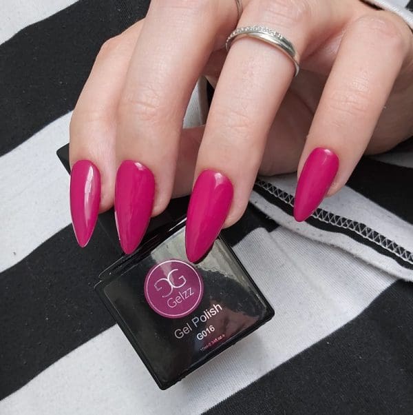 Nagel gelakt met Gelzz Rose Carnine rood-paarse gellak