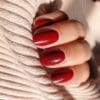 Donker rood gelakte nagels in de kleur 'Red Brick' van Gelzz