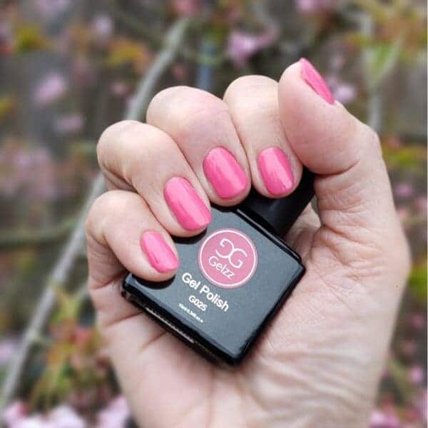 Hand met warmroze gelakte nagels "Cherry Blossum"" van Gelzz