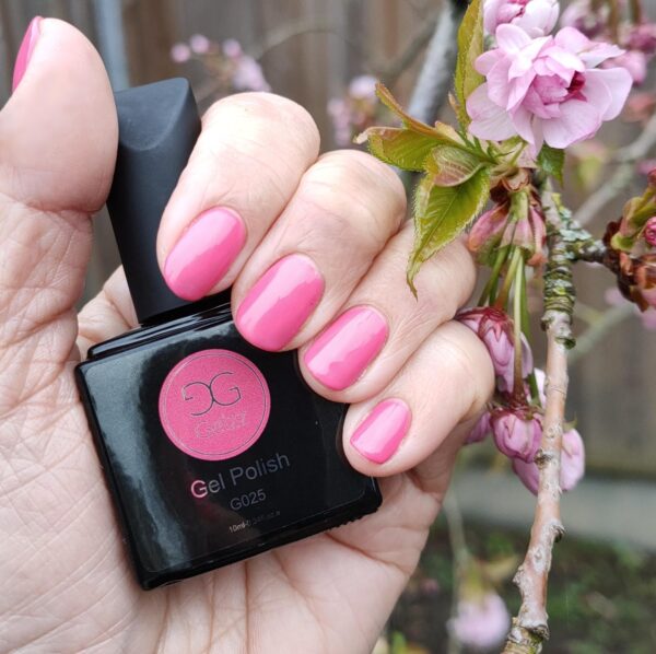 Hand met warmroze gelakte nagels "Cherry Blossum" van Gelzz