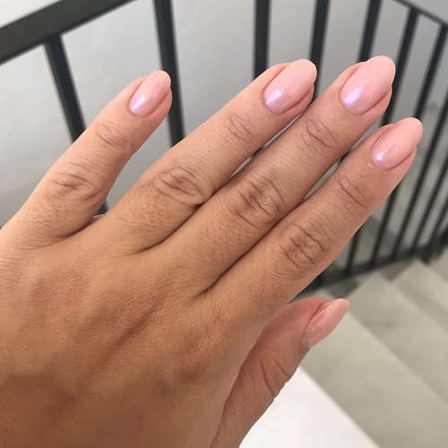 Hand met nude roze gellak in de kleur 'Pale skin' van Gelzz