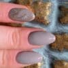 Hand met grijs gelakte gellak nagels "Brandon Beige " van Gelzz