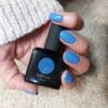 Hand met fel blauw gelakte nagels met de kleur 'Blue Dusk' van Gelzz