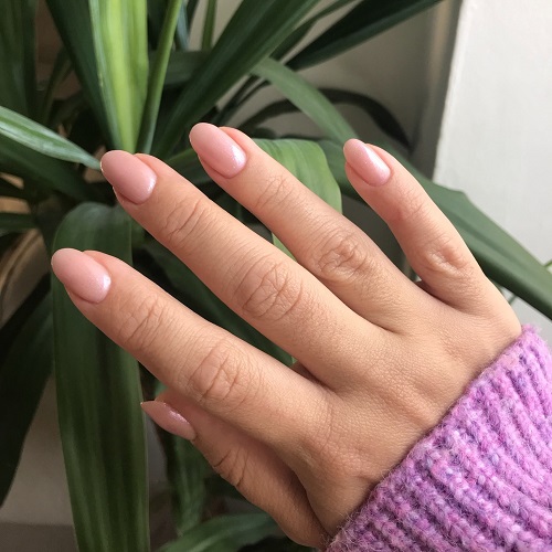 licht roze gelakte nagels in de kleur 'Sparkeling Pink' van Gelzz