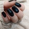 Zwart gelakte nagels in de kleur 'Black Onyx' Van Gelzz