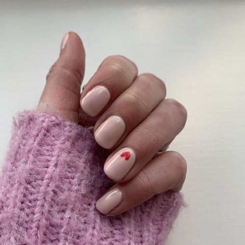 Hand met roze nagellak "Natural" van Gelzz