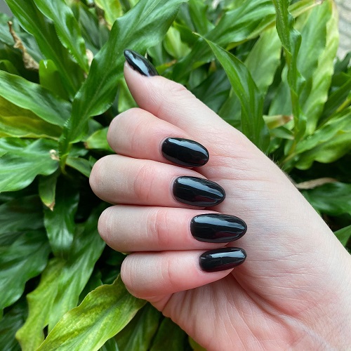 Zwart gelakte nagels in de kleur 'Ebony' van Gelzz