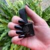 Zwart gelakte nagels met gellak flesje in de kleur 'Ebony' van Gelzz