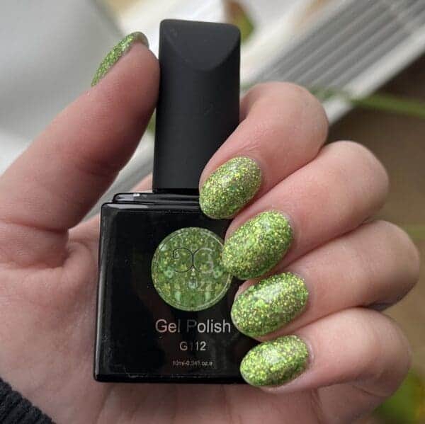 Hand met flesje Lime groene gellak "Gltter Galore" van Gelzz