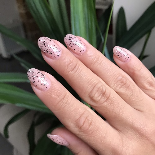 vrouwenhand met licht roze gelakte nagels met glitter in de kleur 'My Choice' van Gelzz
