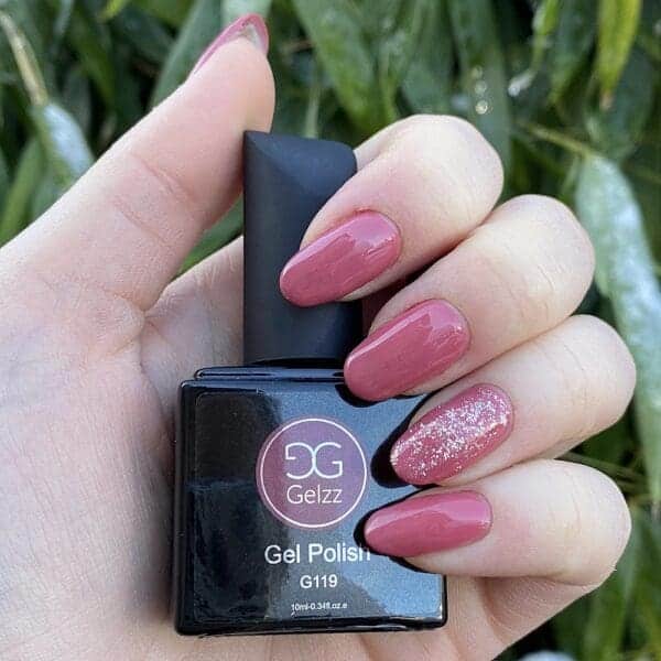 Nagels gelakt met een paars-roze gellak "English Rose" van Gelzz