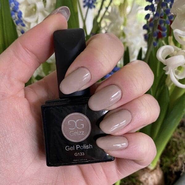 Nagels gelakt met een vergrijsde taupe gellak "Nude Grey Taupe"van Gelzz