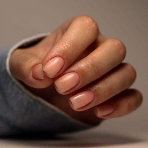 Nagels gelakt met Gelzz BIAB Beige