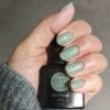 Hand met groen gelakte gellak nagels "" Sage Scentence" van Gelzz