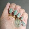 Hand met groen gelakte gellak nagels "" Sage Scentence" van Gelzz