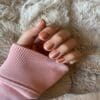 hand met gelakte gellak nagels in een nude kleur