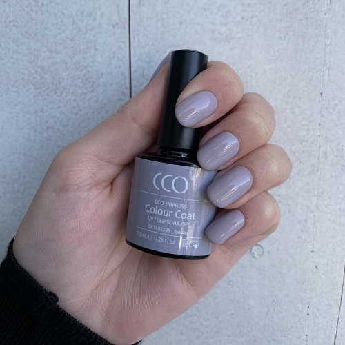 licht grijs gelakte nagels in de kleur 'Ipecko' van CCO